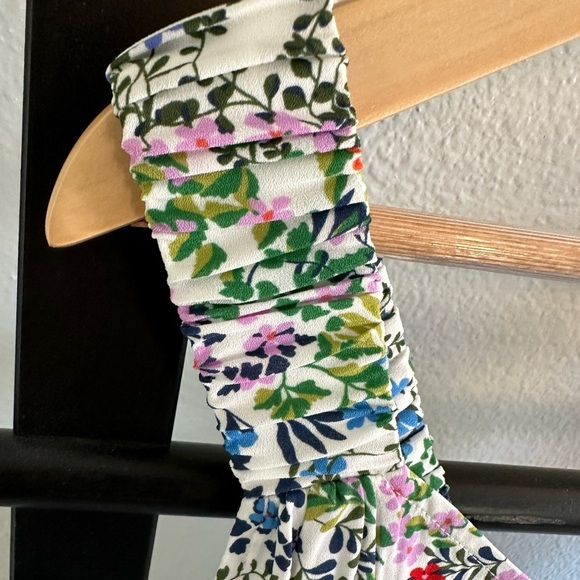 Fun flower top. Ruched and elastic straps. So flowy and comfortable. - Picture 5 of 5